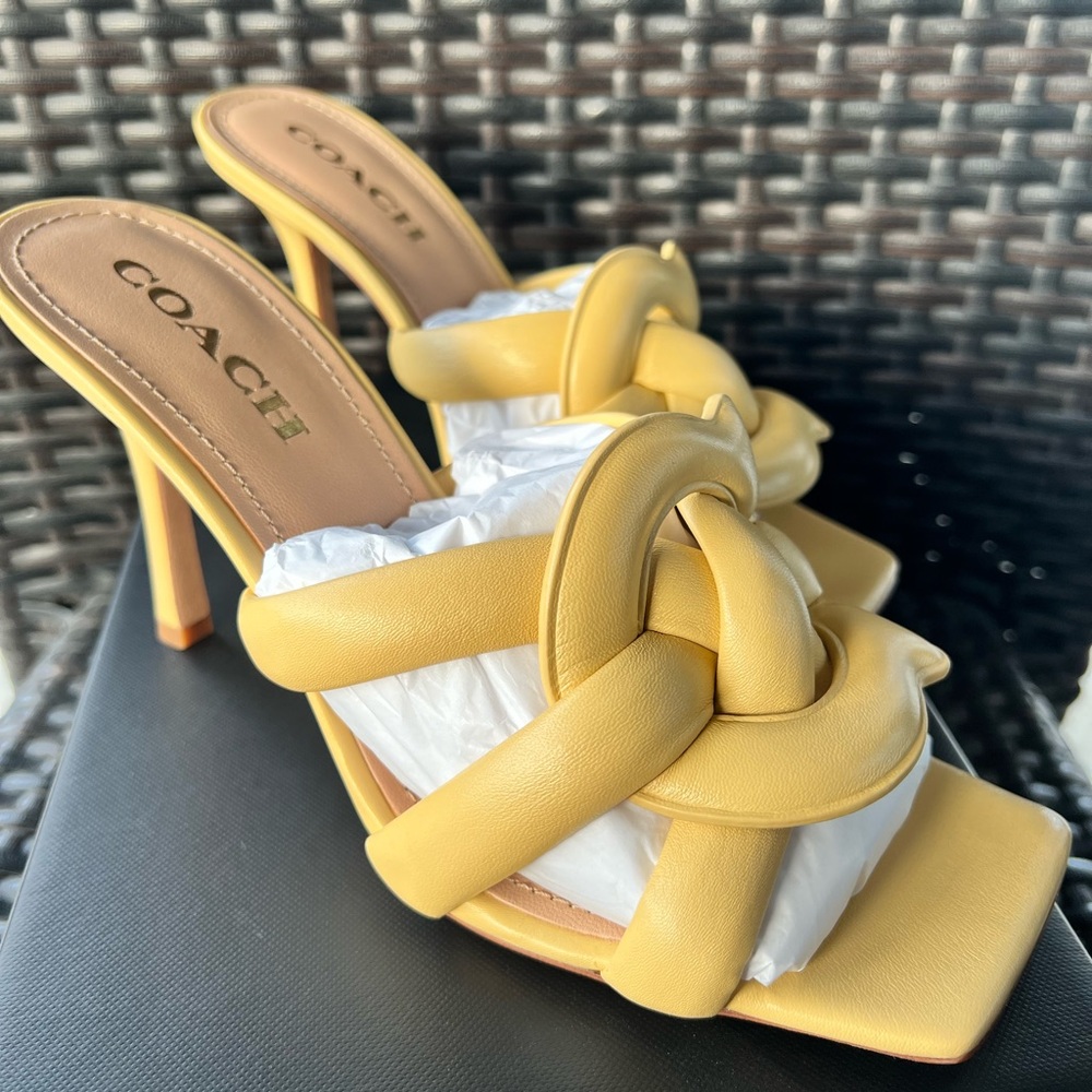 🌟New Coach Kellie Leather Heels 🌟 - Picture 2 of 6